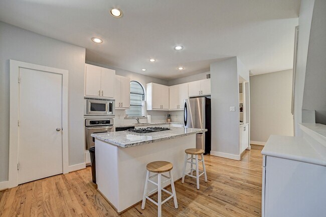 Building Photo - 5838 Larkin St