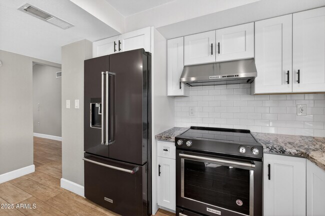 Building Photo - 6833 E Kelton Ln