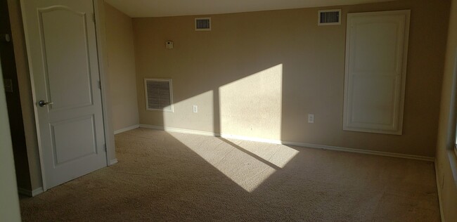 Building Photo - 4 Bedroom 3 Bathroom Home in Canyon Crest!!