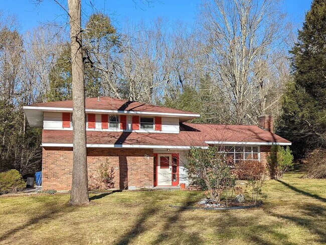Building Photo - this contemporary & brightly remodeled 2,400 sqft home