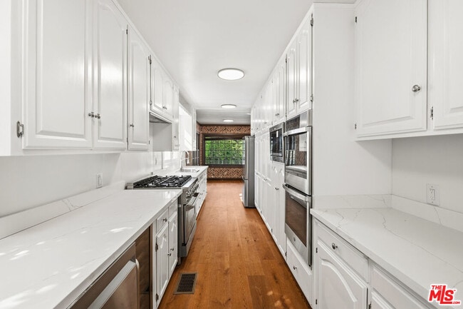 Building Photo - 10309 La Grange Ave