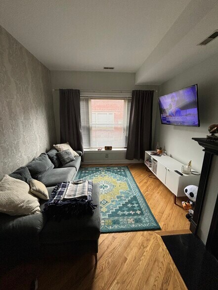 Building Photo - 4632 N Racine Ave