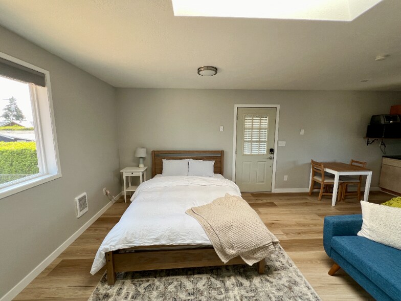 Building Photo - 13817 2nd Ave SW