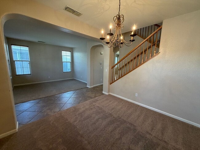 Building Photo - Spacious Home in Quiet Area