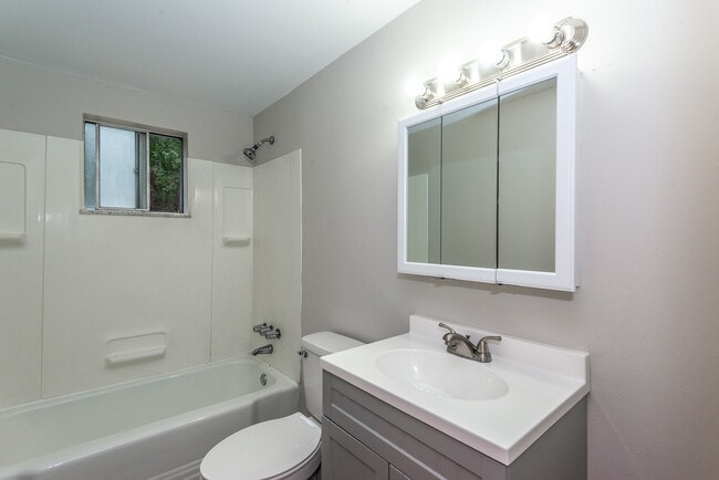 Building Photo - 2533 Sylvania Dr
