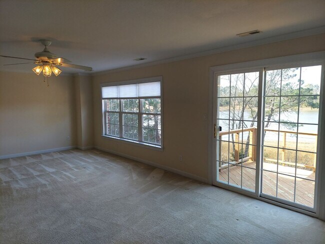 Building Photo - 3 Bed 2.5 Bath Townhouse