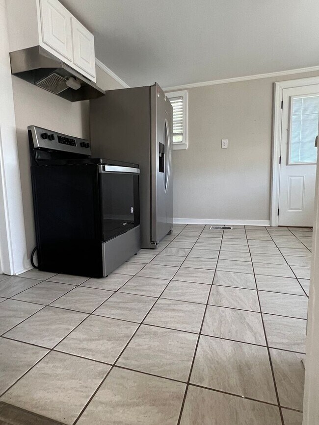 Building Photo - 908 N Main St