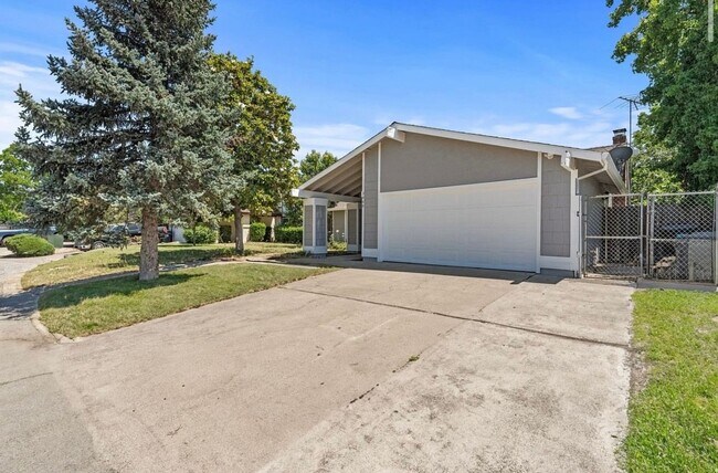 Building Photo - HALF OFF ONE MONTH RENT IF APPROVED AND MOVED IN BY 4/8