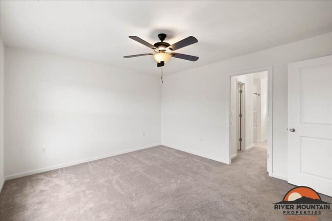 Building Photo - Spacious Three Level Home in Pembroke