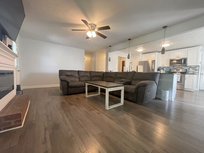 Building Photo - Beautifully Updated 3 Bed Home with Bonus ...