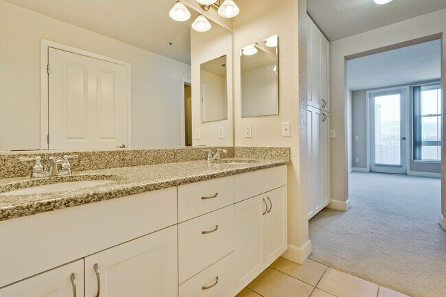 Building Photo - Large 2BR/2BA Condo with Spacious Balcony ...