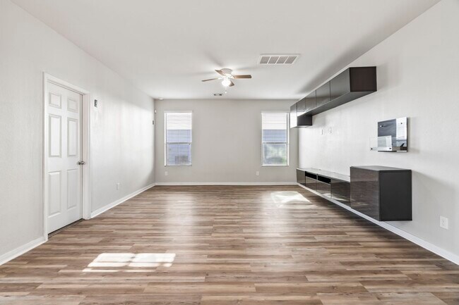 Building Photo - 914 Canyon Hill Ln