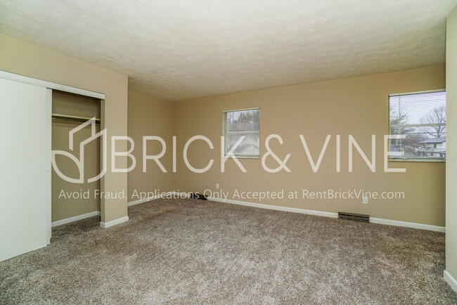 Building Photo - 463 Sherwood Downs S