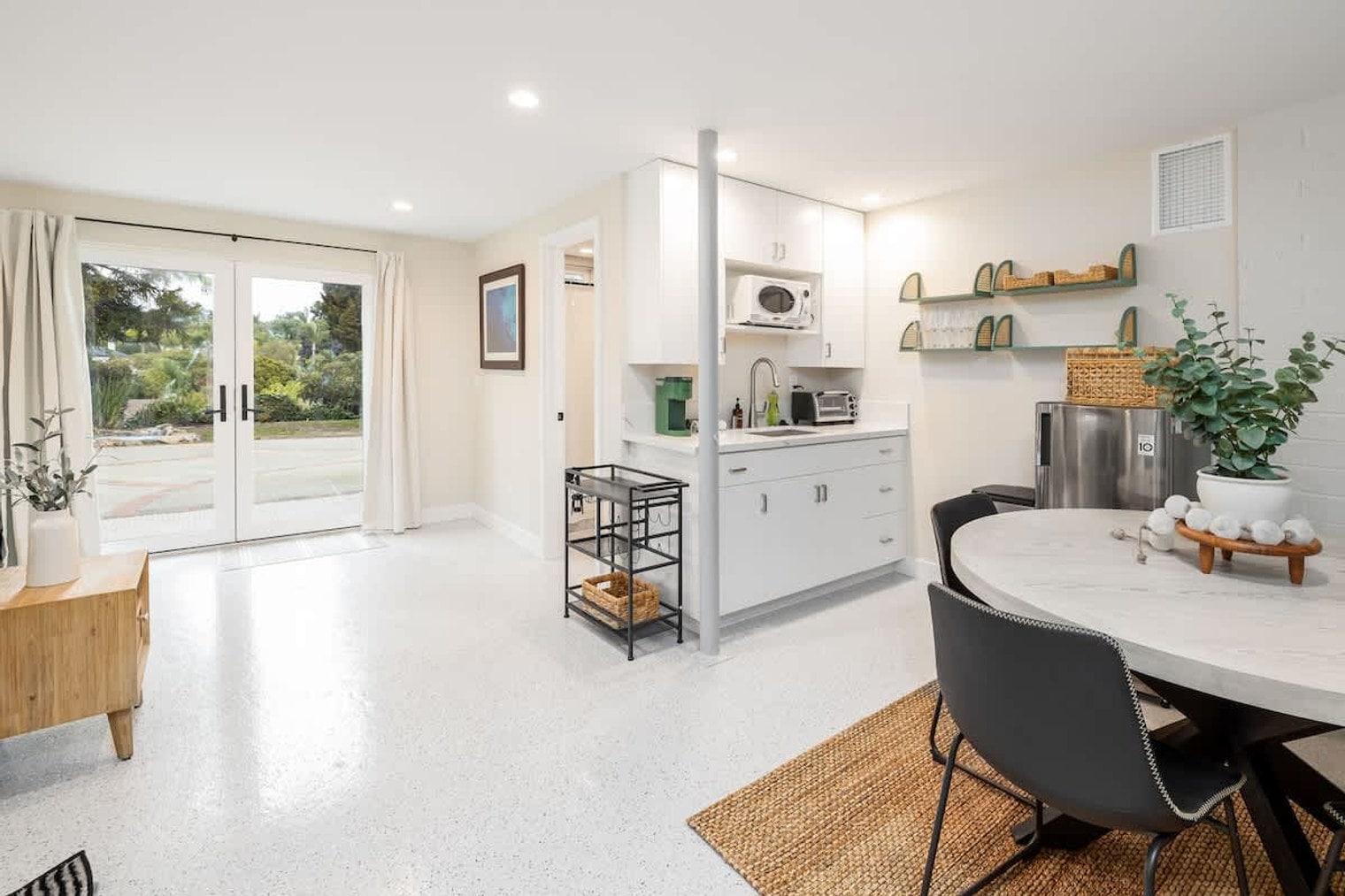 Building Photo - 4000 Highland Dr