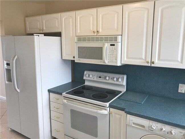 Building Photo - 2829 NE 33rd Ct