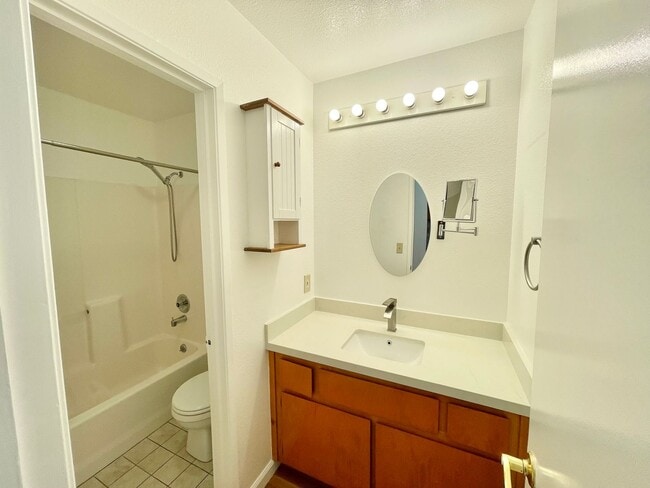 Building Photo - Spacious 3BR/2BA Potrero Hill Townhouse Ho...