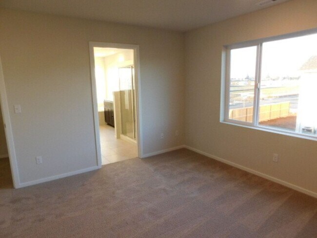 Building Photo - 4Bd/2.5 Ba Two Story Home - Available to View!