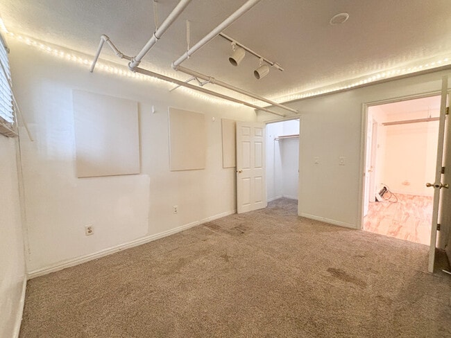 Building Photo - Large 2 Bedroom Basement Apartment - Close...