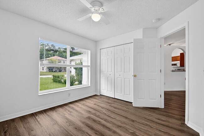 Building Photo - 15 Renmont Ct