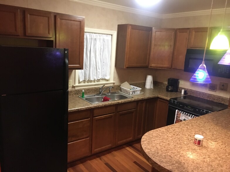 Full Kitchen - 2077 Davie Ave