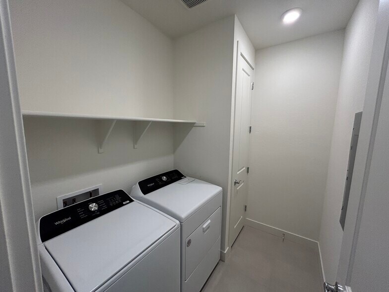 Building Photo - 2121 W Sonoran Desert Dr