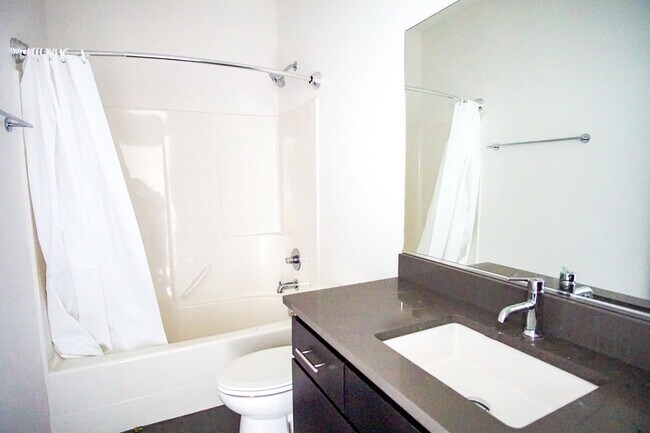 Building Photo - Rare 3 Bed, 2 Bath Townhouse Ready Late Se...