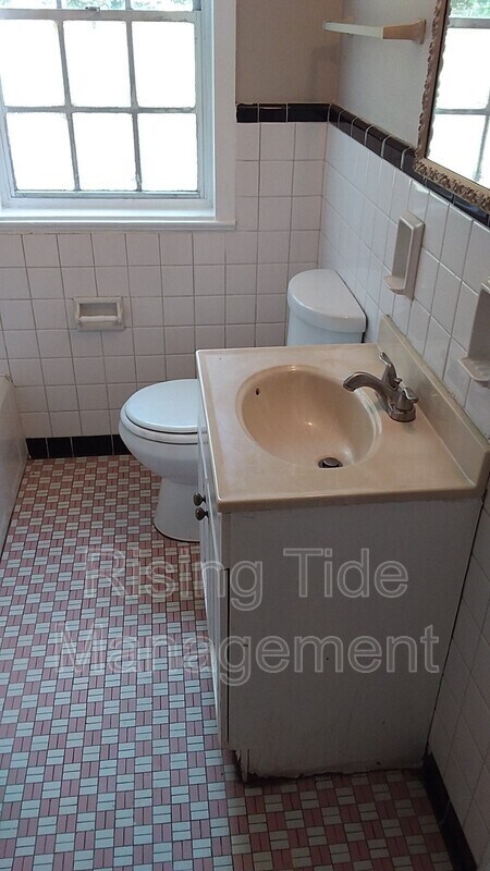 Building Photo - 229 Pinewood Ave