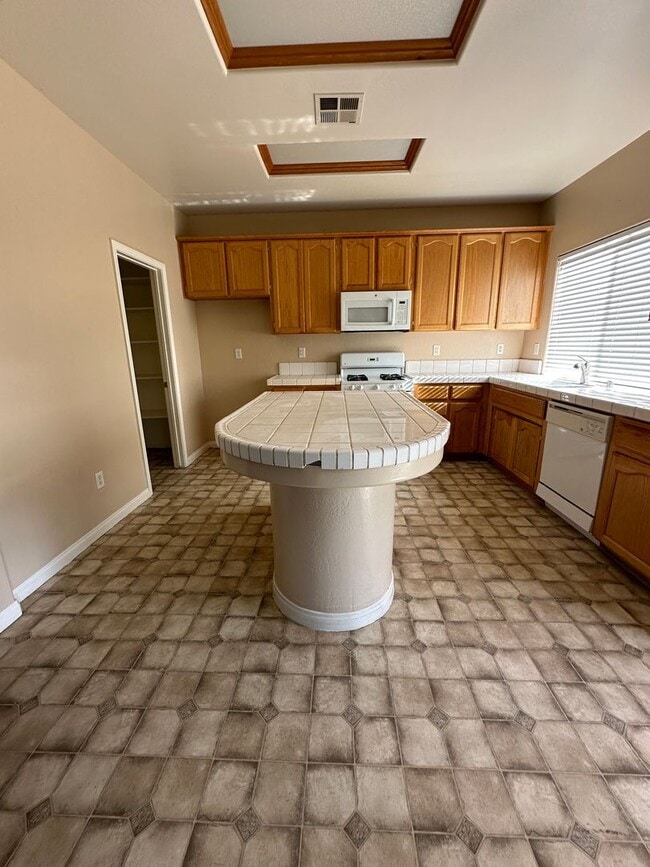 Building Photo - Spacious and inviting 4-bedroom, 2-bathroom home in a desirable Bakersfield neighborhood!