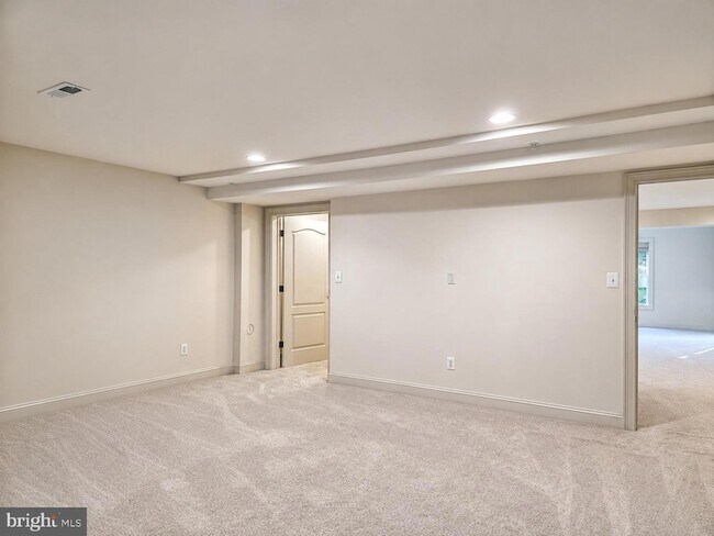 Building Photo - 3348 Burton Dr