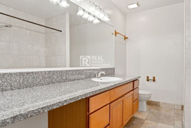 Building Photo - 3009 Canyon Crest Dr