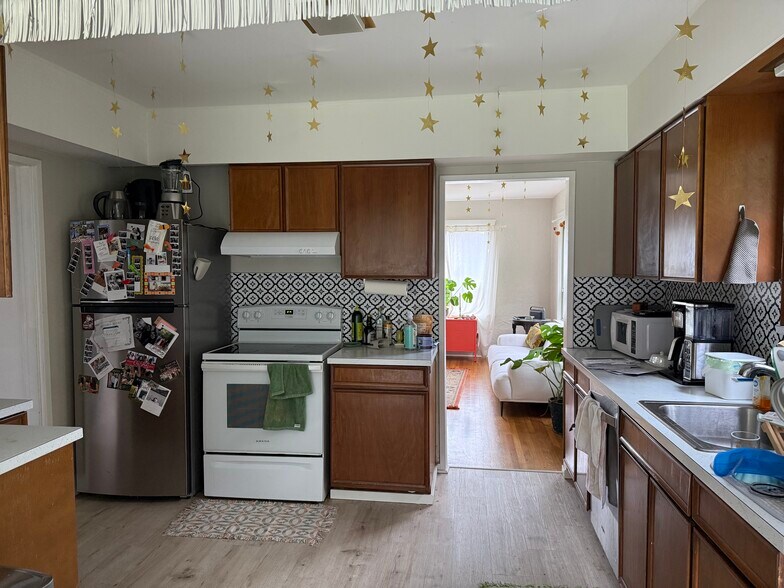 Kitchen - 4038 Greenwood Avenue North
