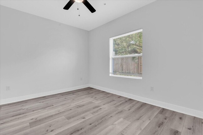 Building Photo - 705 S Orange Ave