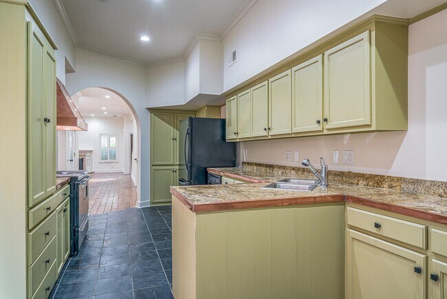 Building Photo - 482 E Racquet Club Pl