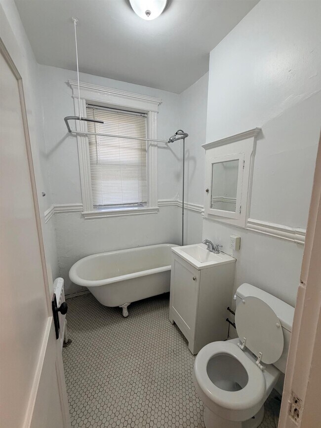 Building Photo - 70 Kirkland St