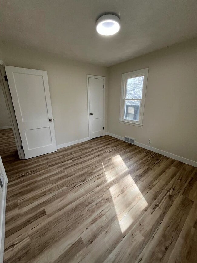 Building Photo - Spacious Two Bedroom!