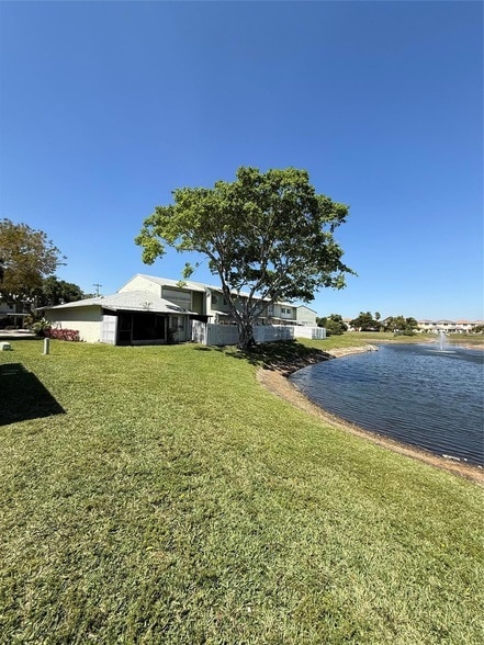 Building Photo - 873 Crystal Lake Dr