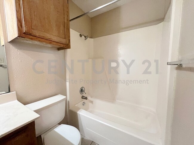 Building Photo - Lovely 2-Story 2/2.5 Condo in Denton For Rent!