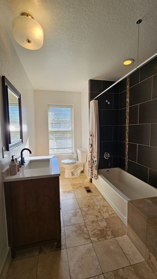 Building Photo - Modern Park Hill Home