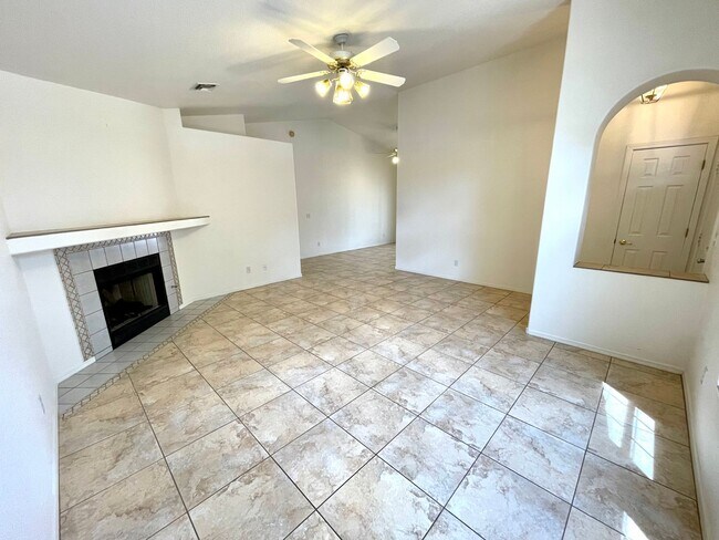 Building Photo - Cute 3 Bedroom Home in Center of Kingman- Available Now!