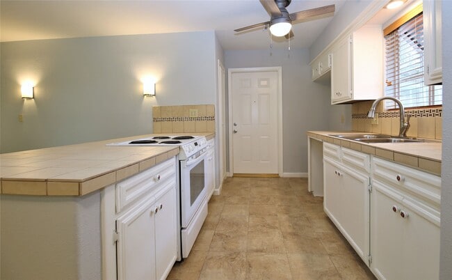 Building Photo - 2806 Bluebonnet St