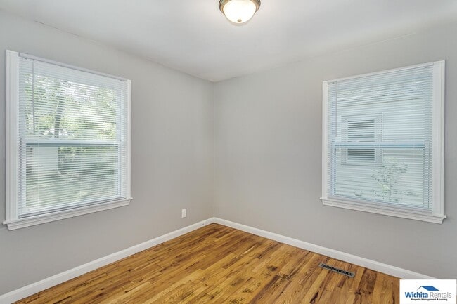 Building Photo - ***Showings starting 01/05/26***