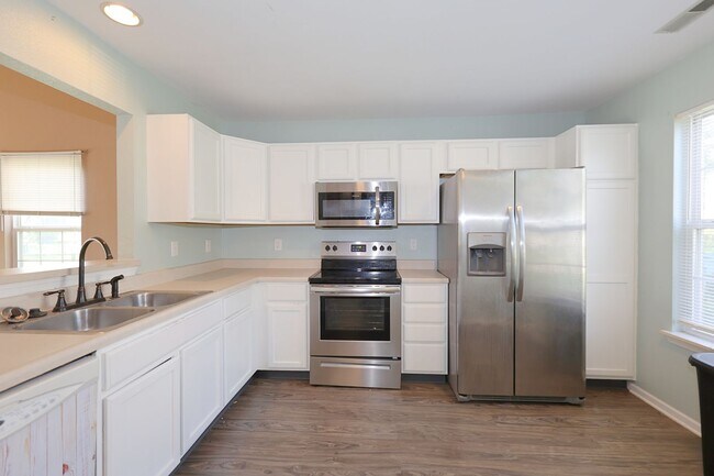 Building Photo - 3 Bedroom 2 Bath Waterfront Retreat in Fra...
