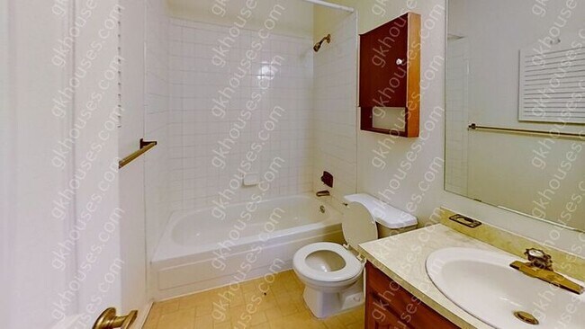 Building Photo - 144 Willow Pl S