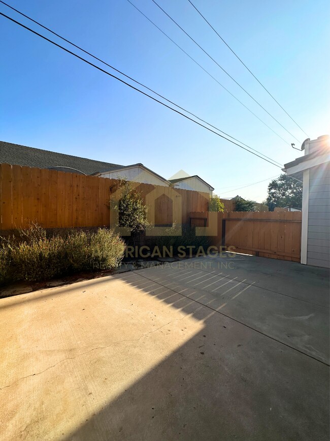 Building Photo - 1686 Eucalyptus Dr