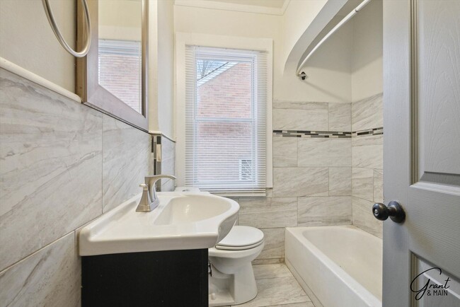 Building Photo - 3 bedroom $1450