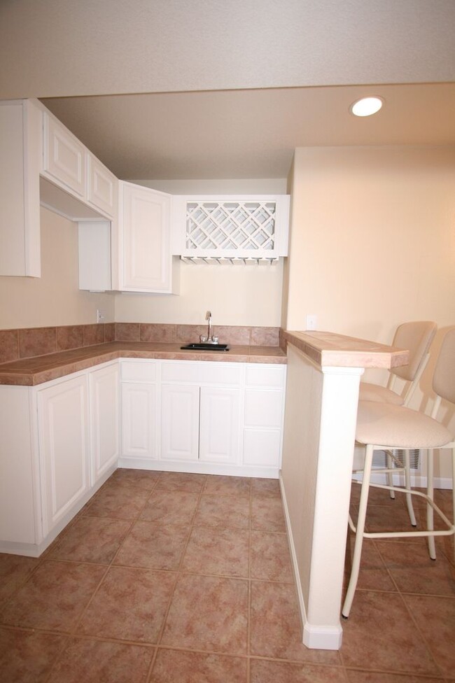 Building Photo - Appealing 3 Bedroom Townhouse Located in G...