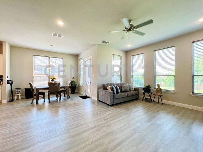 Building Photo - Immaculate 2-Story 5/3.5/2 in Desirable Ch...