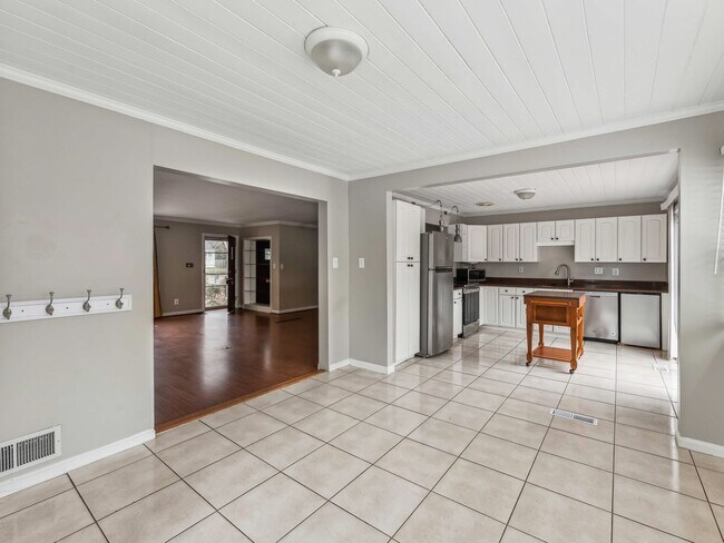Building Photo - Easy one level living on a 1/3 acre corner lot!