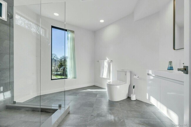 Building Photo - 10 Bay View Dr