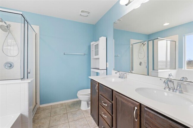 Building Photo - 605 Saul St